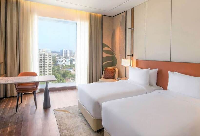 Номер Superior Вид на Бассейн, Radisson Blu Hotel & Spa, Nashik