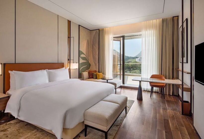 Номер Superior Вид на Бассейн, Radisson Blu Hotel & Spa, Nashik