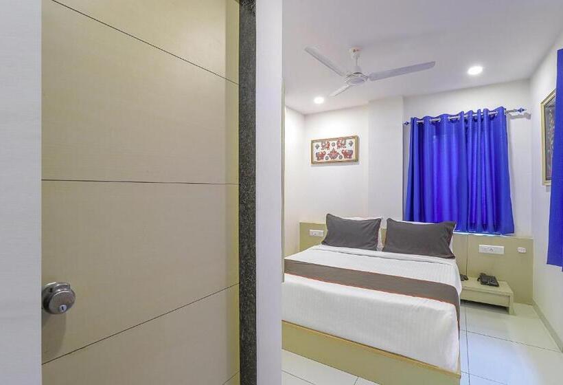 اتاق کلاسیک سه تخته, Collection O Hotel La Veera