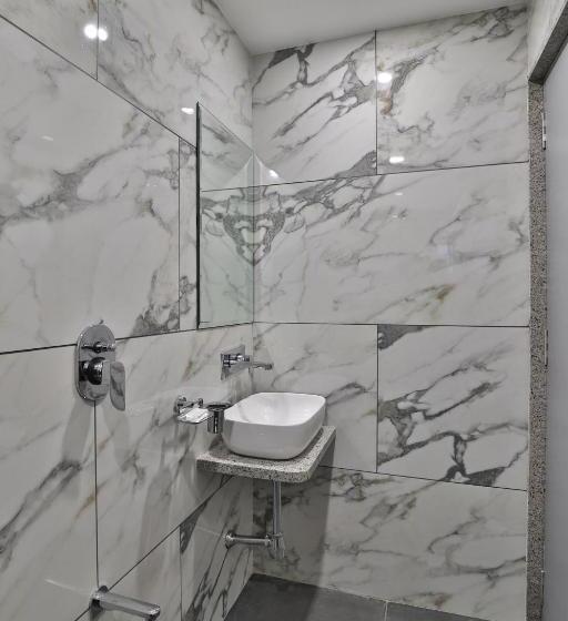 اتاق لوکس, 7 Orbit Hotel, Surat
