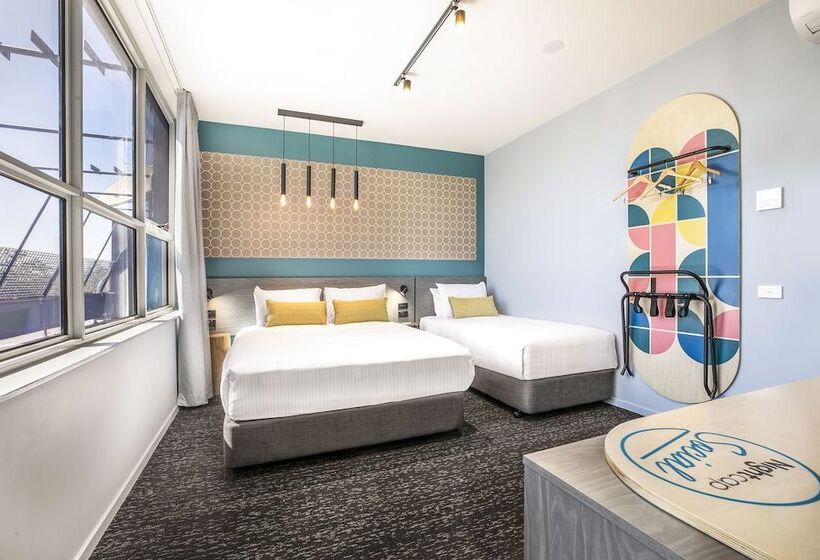 스탠다드 스튜디오, Royal Hotel By Nightcap Social