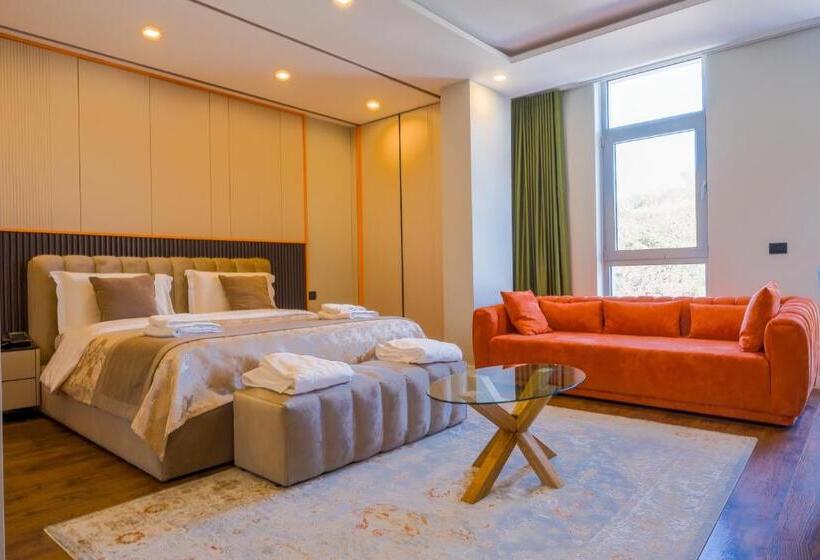 小型套房带阳台, Royal East Resort
