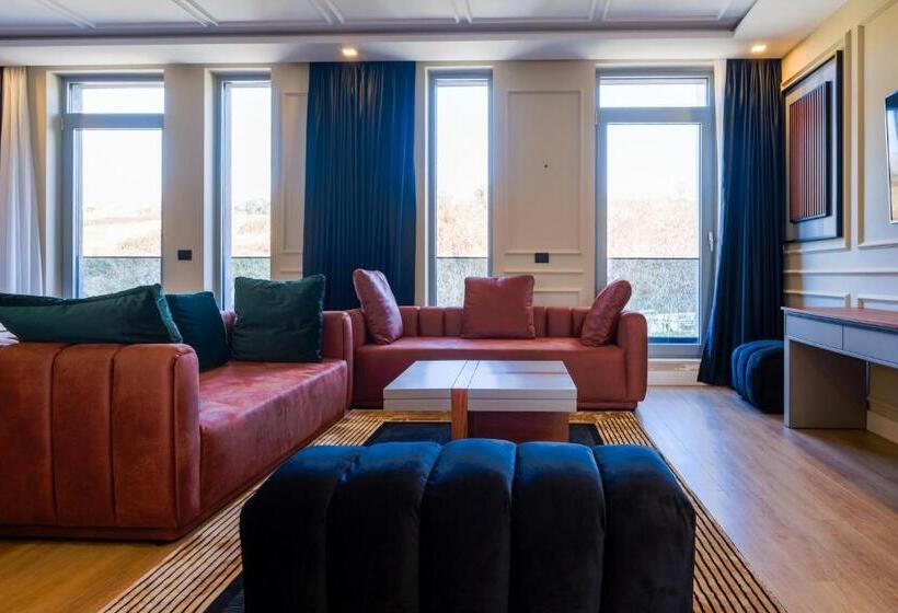 발코니가 있는 스위트, Royal East Resort