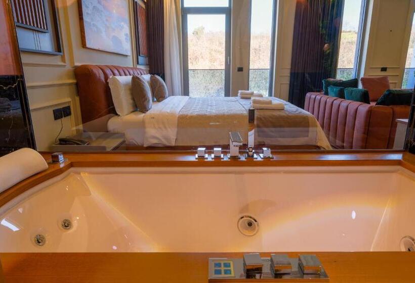 발코니가 있는 스위트, Royal East Resort
