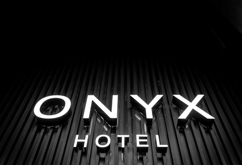 سوئیت جونیور با چشم‌انداز باغ, Onyx