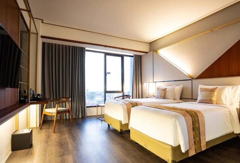 Quarto Deluxe, Rayz Umm Hotel Malang