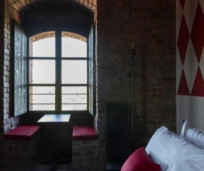 اتاق لوکس چهار تخته, Rocca Di Arignano