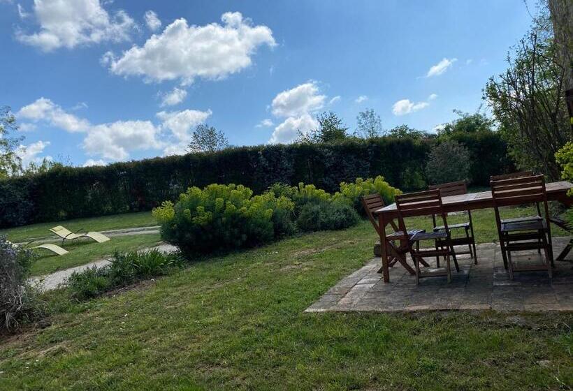 Номер Стандарт с Террасой, Chez Sophie  Chambres D’hôtes, Gîte Et Gîte équestre