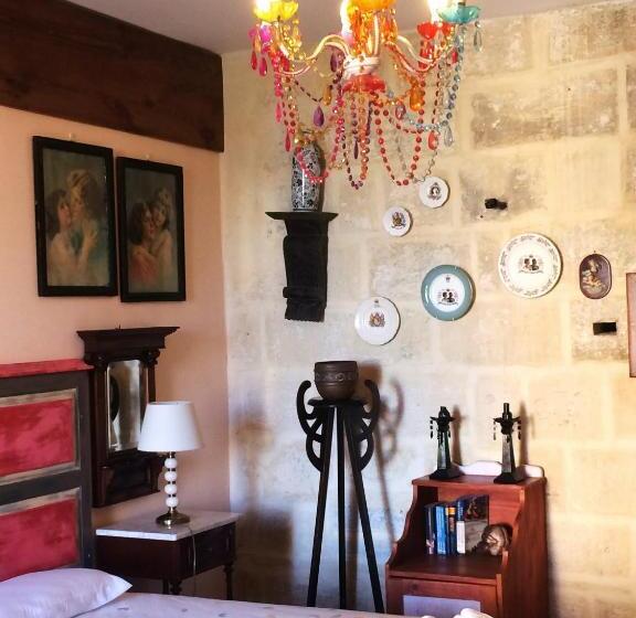 اتاق اکونومی, Luciano Valletta Boutique