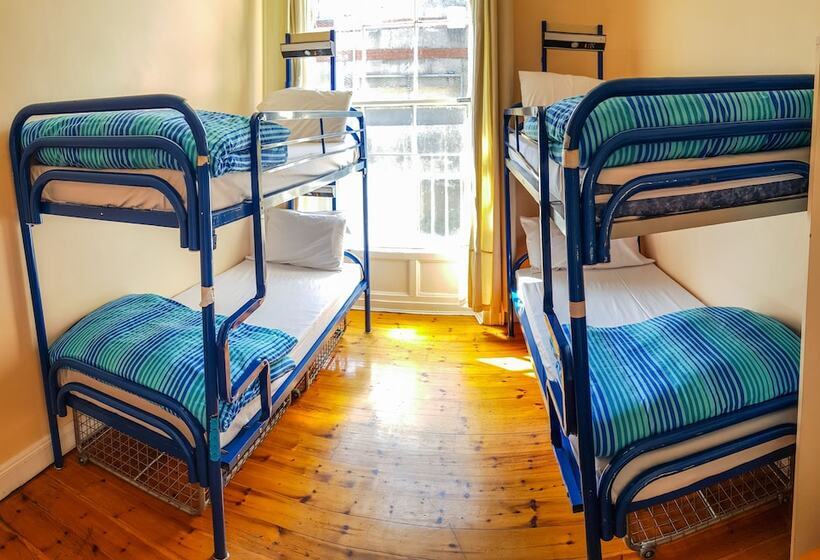 تختخواب در اتاق مشترک, Four Courts Hostel