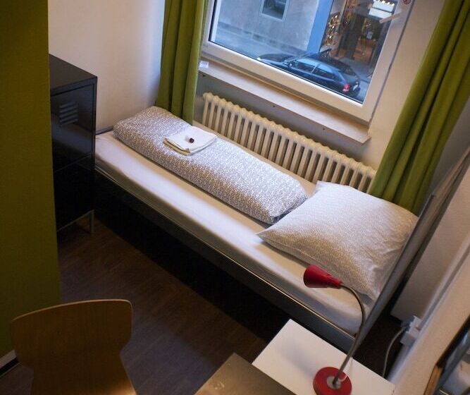 اتاق استاندارد یک تخته با سرویس بهداشتی مشترک, Station Hostel For Backpackers