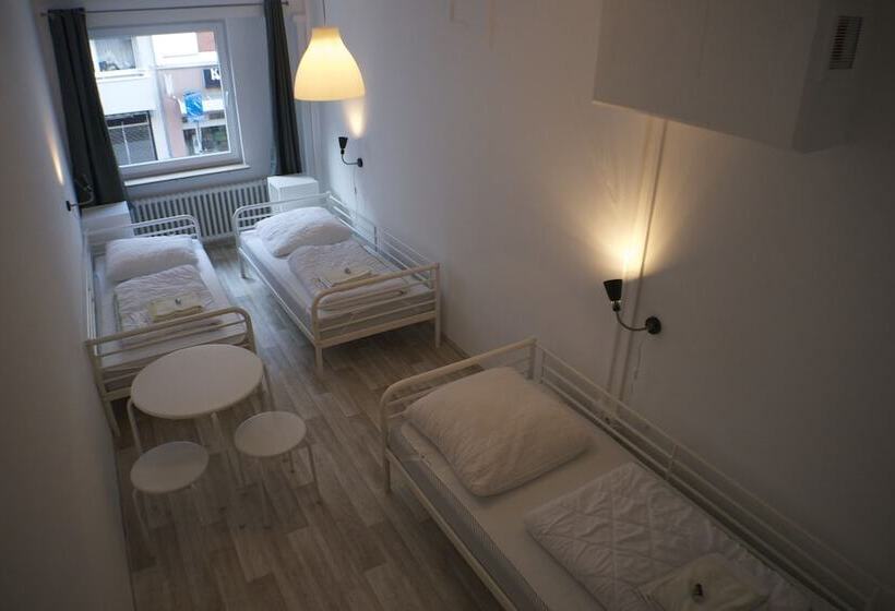 اتاق استاندارد سه تخته با سرویس بهداشتی مشترک, Station Hostel For Backpackers