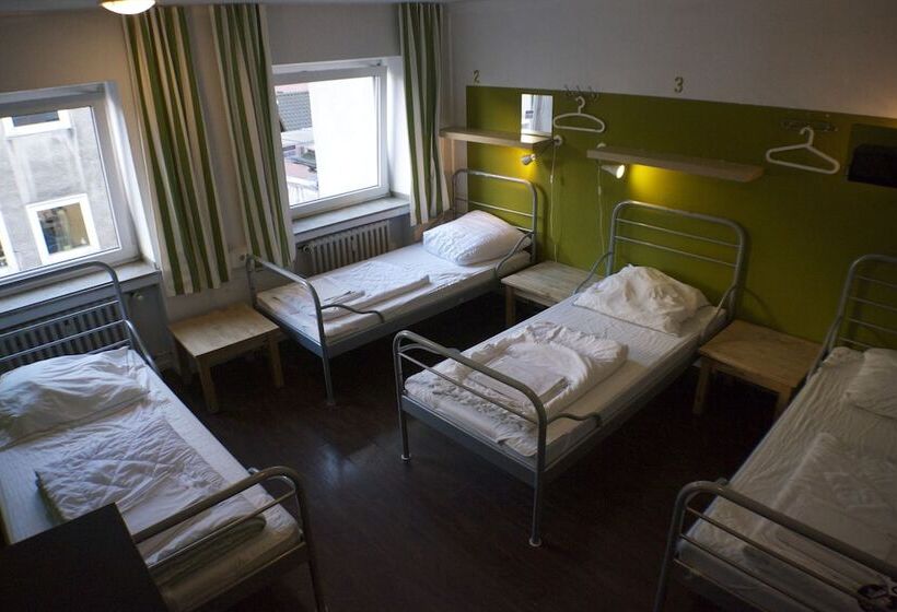 اتاق استاندارد چهارنفره با سرویس بهداشتی مشترک, Station Hostel For Backpackers