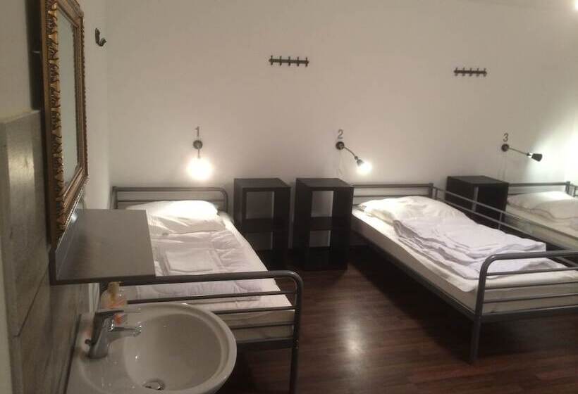 اتاق استاندارد با سرویس بهداشتی مشترک, Station Hostel For Backpackers