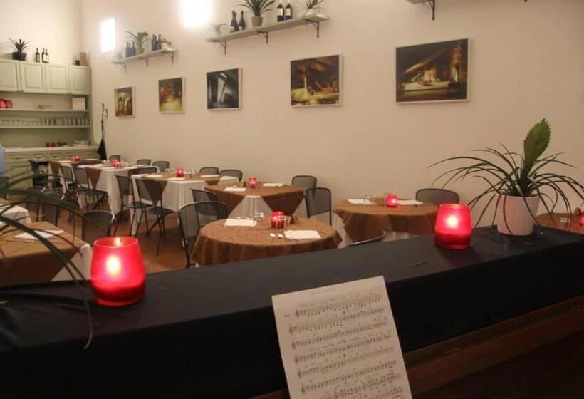 اتاق استاندارد سه نفره, Student's Hostel Della Ghiara
