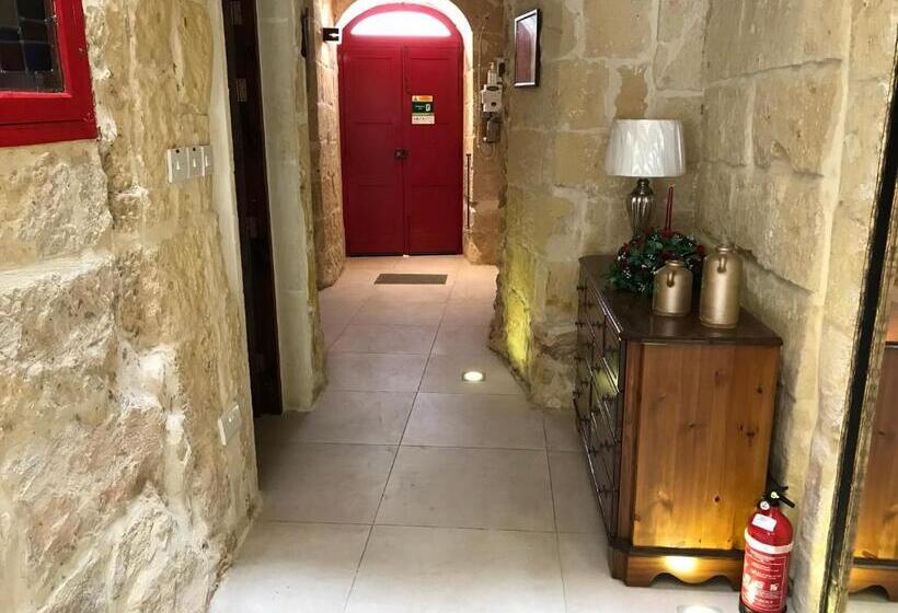 اتاق خانوادگی, The Cloisters Bed And Breakfast