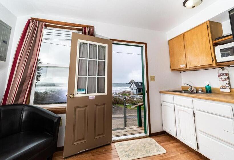 スタンダードスタジオ, Oceanside Ocean Front Cabins