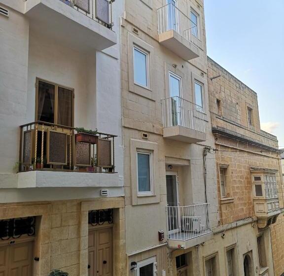 استودیوی استاندارد, Dghajsa Guest House