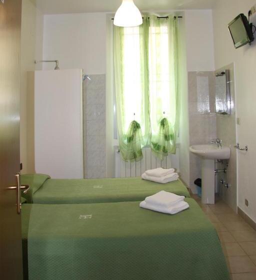 اتاق استاندارد با سرویس بهداشتی مشترک, Adelchi