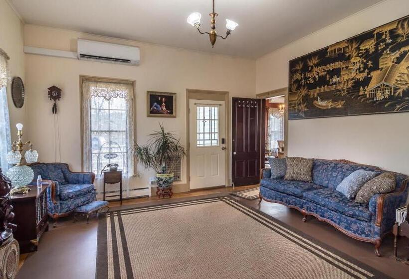 Номер Deluxe, Historical John Rast House Circa 1875