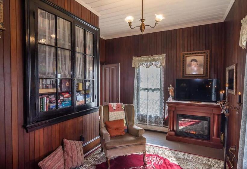 Номер Стандарт Вид на Сад, Historical John Rast House Circa 1875