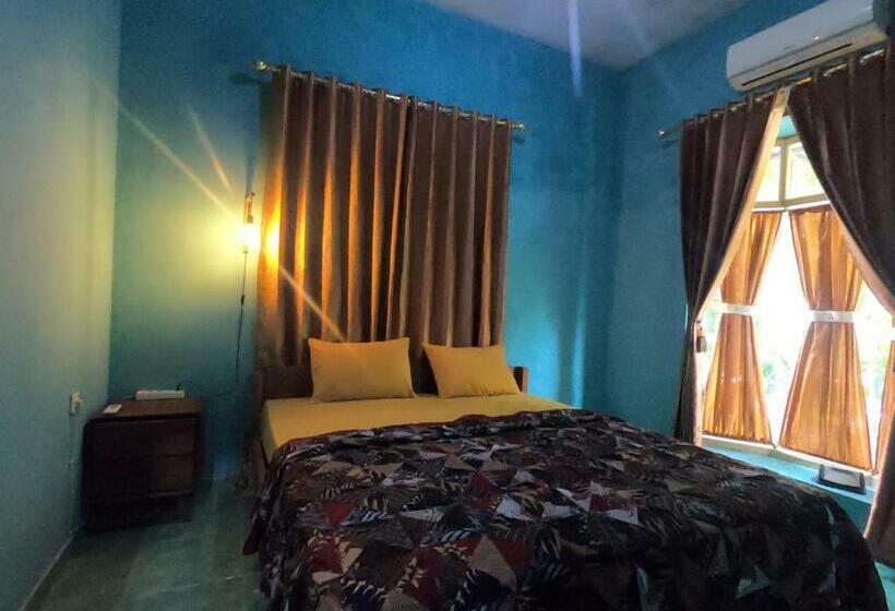 اتاق استاندارد با سرویس بهداشتی مشترک, Owl Hostel Karimunjawa