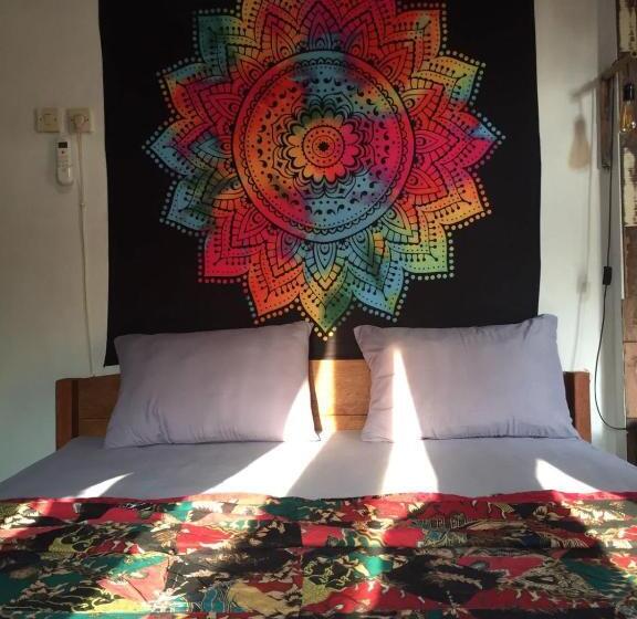 اتاق استاندارد با سرویس بهداشتی مشترک, Owl Hostel Karimunjawa