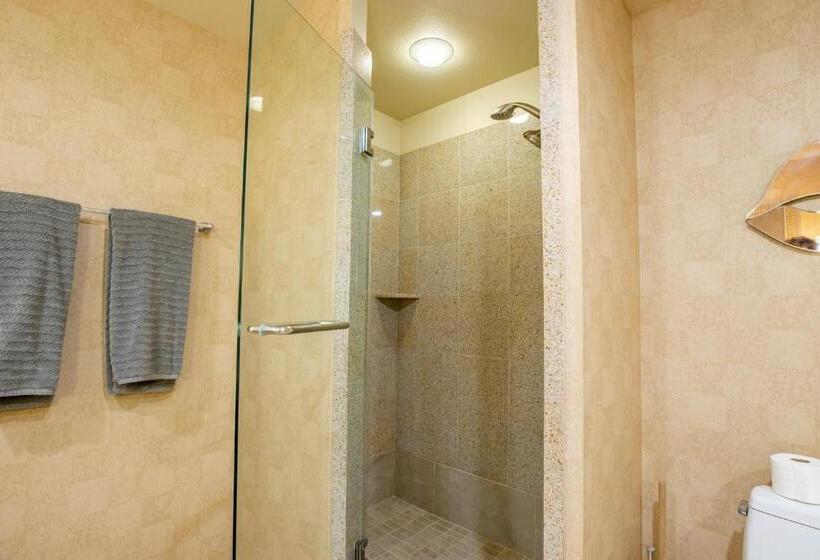 مجموعه ویستا شهر, 2100 Sqft Penthouse Suite W/ Strip Views! Pool Gym