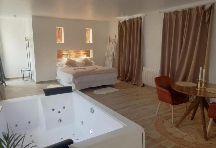 Номер Стандарт, L évasion Romantique Suite De Charme Avec Spa Privé à 20min De Paris Et Au Calme En Lisière De La Fo