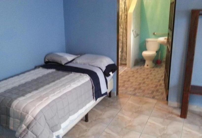 Habitación Familiar, La Delphina Bed And Breakfast Bar And Grill