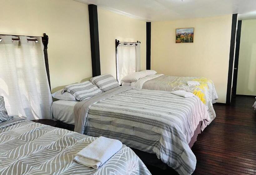 Habitación Familiar Deluxe, La Delphina Bed And Breakfast Bar And Grill