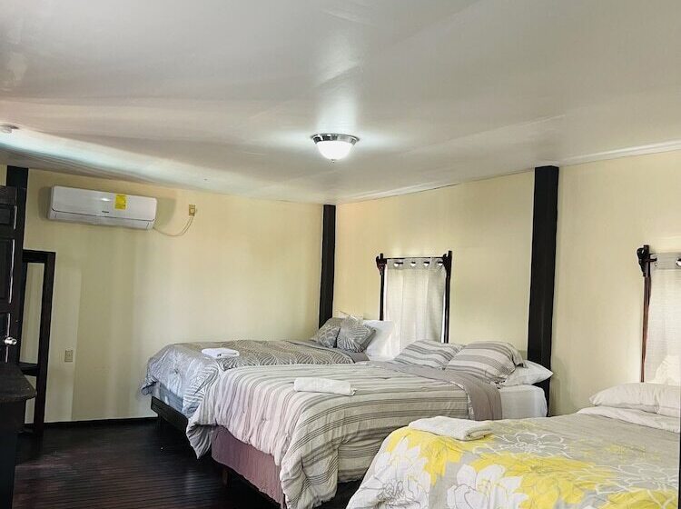 Habitación Familiar, La Delphina Bed And Breakfast Bar And Grill