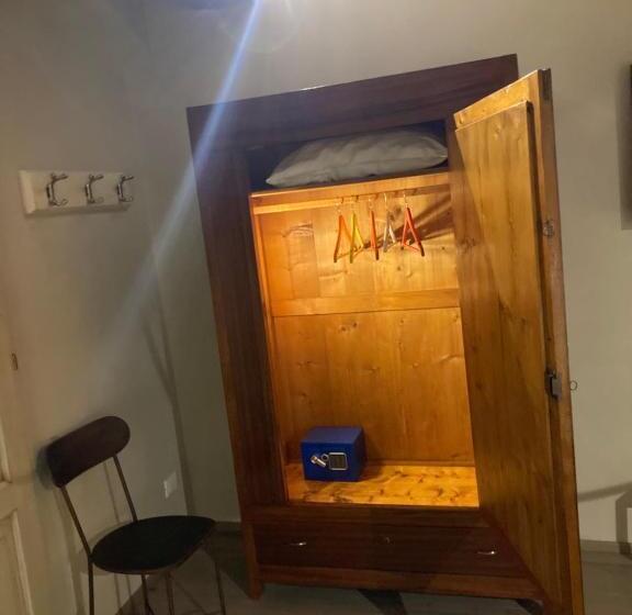 اتاق لوکس, El Tano