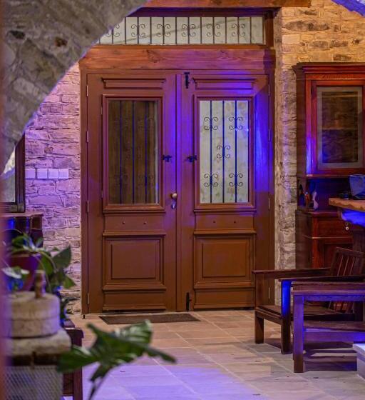 Номер Deluxe, Lazaros Stonehouse