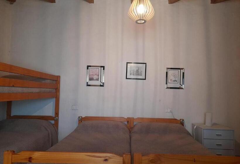 اتاق استاندارد چهار تخته, Albergue Rectoral De Romean