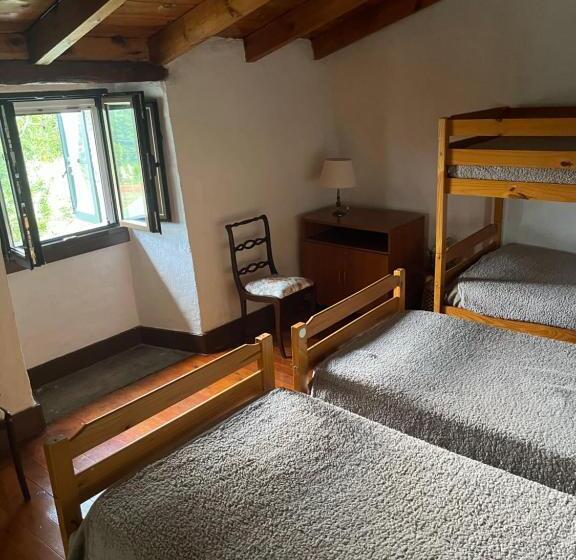 اتاق استاندارد چهار تخته, Albergue Rectoral De Romean