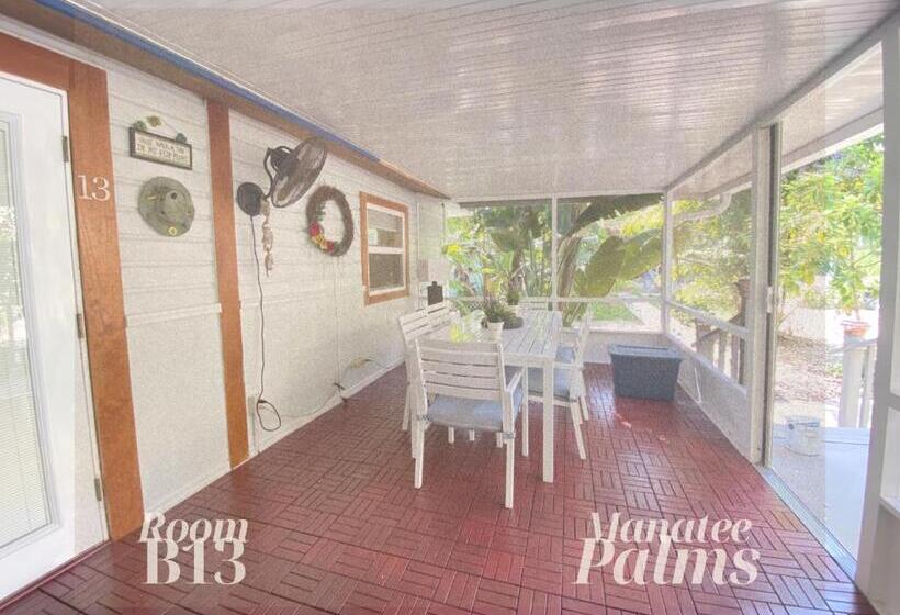 דירת חדר, Manatee Palms