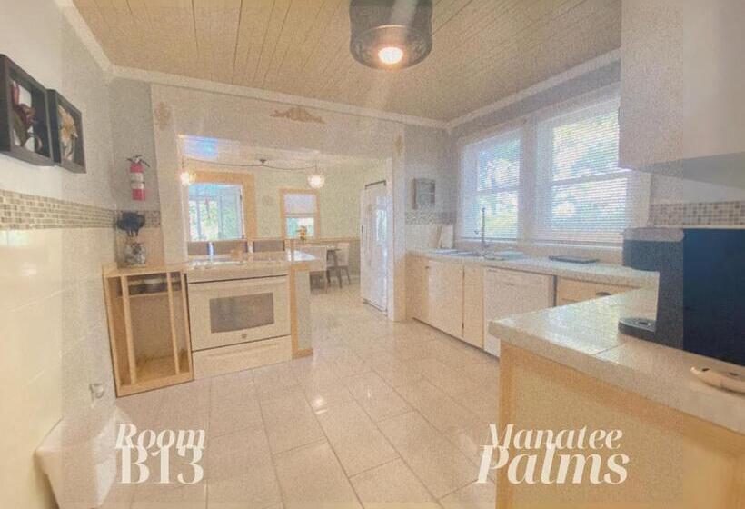 דירת חדר, Manatee Palms