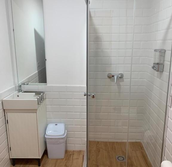 اتاق استاندارد با سرویس بهداشتی مشترک, Star Home