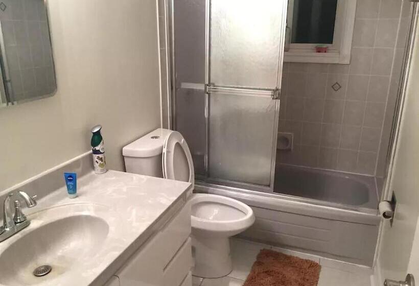 标准三人间, Private Rooms, Free Parking, Full Kitchen, Best Prices In Town  York University Heights