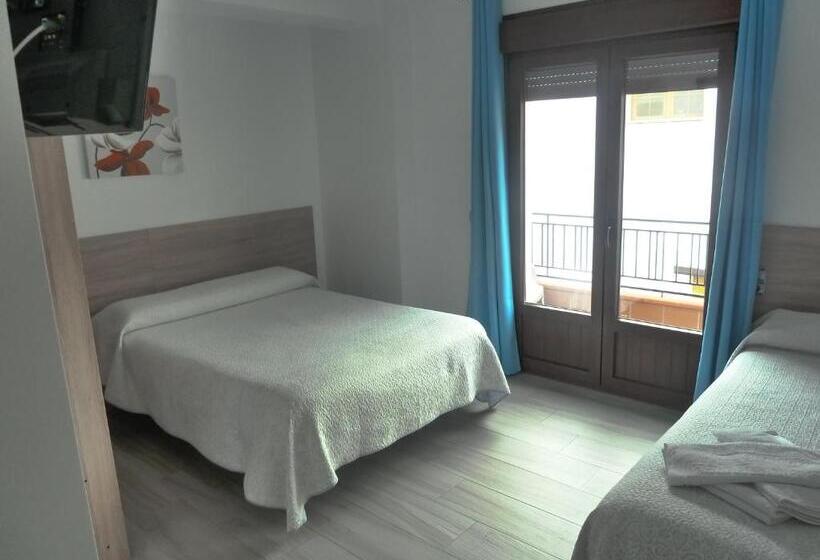 Номер Стандарт Трехместный, Hostal Casa Fermina  A 2 Horas De Las Pistas De Esquí