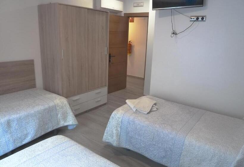 Номер Стандарт Трехместный, Hostal Casa Fermina  A 2 Horas De Las Pistas De Esquí