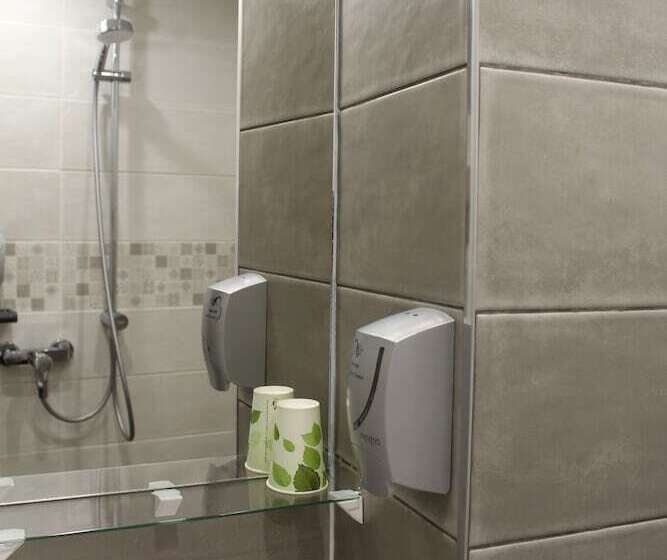 اتاق استاندارد سه نفره, Brit Hotel La Bonne Etape