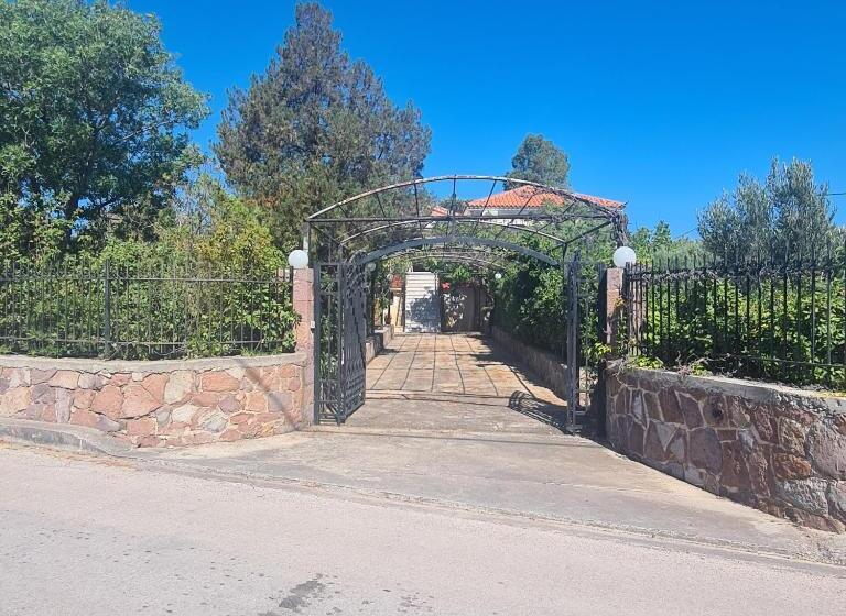 ویلای استاندارد با چشم‌انداز باغ, Belvedere Aeolis