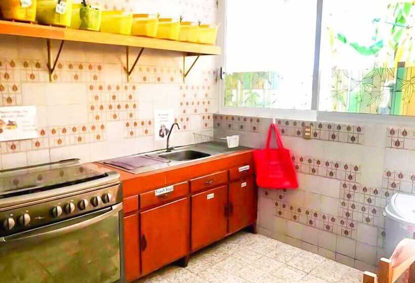 اتاق خانوادگی, Los Nardos Hostel