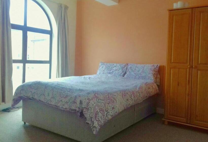 اتاق اکونومی, The Fortwell Boarding House