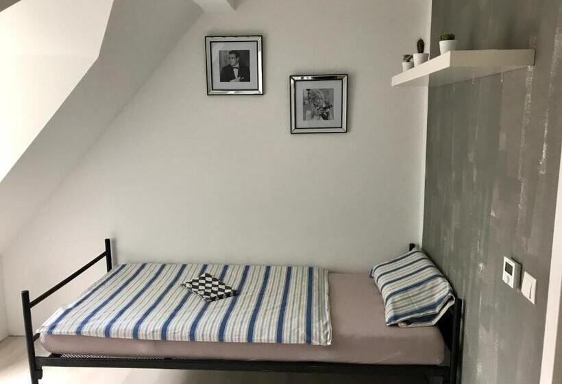تختخواب در اتاق مشترک, B Hostel