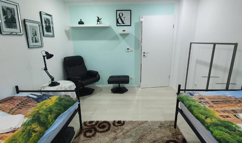 تختخواب در اتاق مشترک, B Hostel