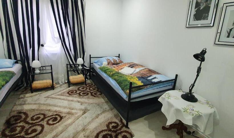 تختخواب در اتاق مشترک, B Hostel