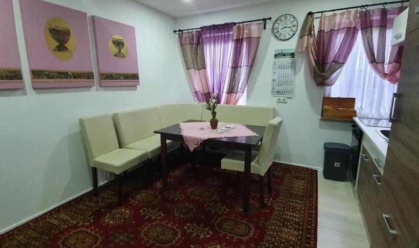 تختخواب در اتاق مشترک, B Hostel
